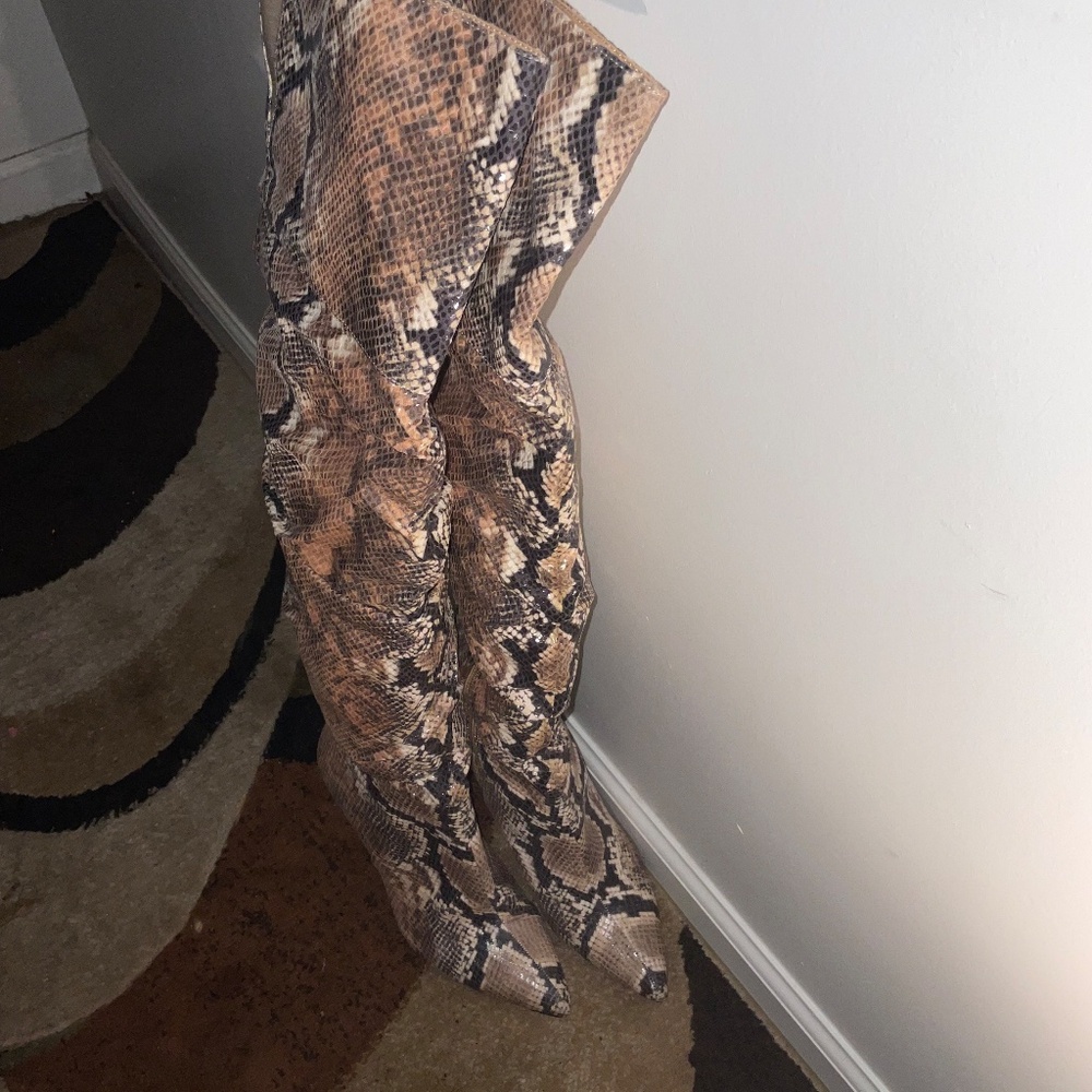 Jessica Simpsons Snake‑Embossed Knee‑High Boots – Women’s 8.5 M, Worn Once - Picture 3 of 6